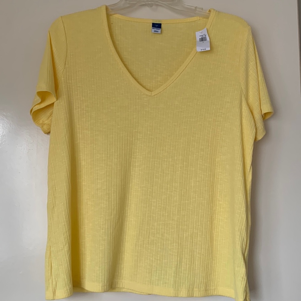 - Old Navy light yellow textured women’s t-shirt.  New - tags still on. Si…